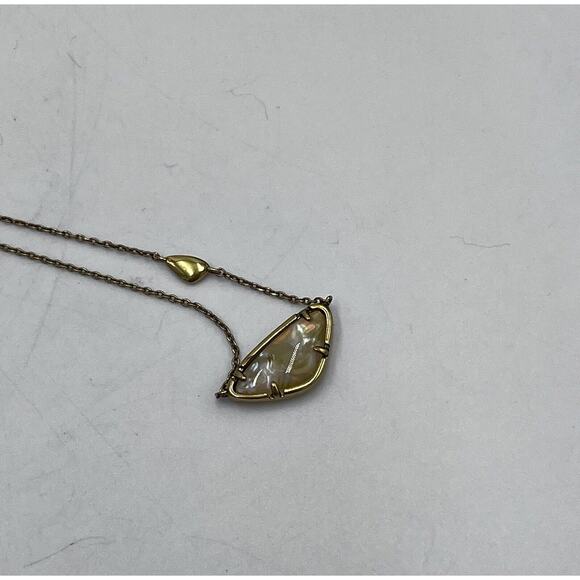 Kendra Scott Margot Vintage Gold Chain And Pendant in White Abalone Necklace - Picture 4 of 16